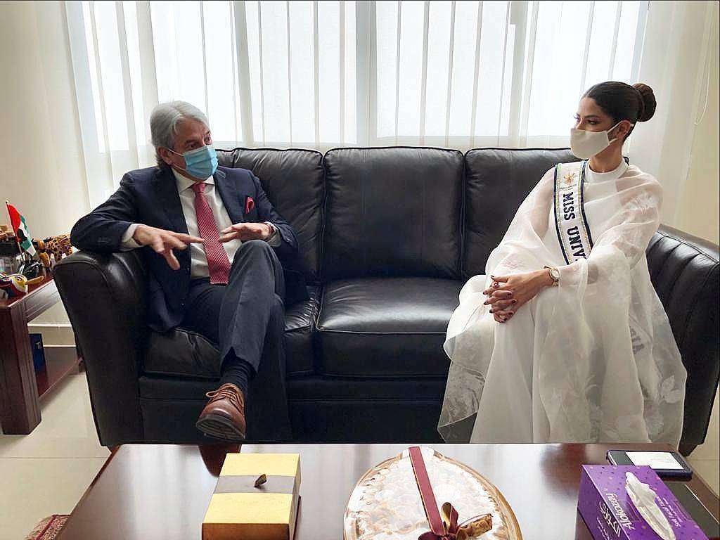 Laura Olascuaga, durante su encuentro en Abu Dhabi con Jaime amín, embajador de Colombia en Emiratos Árabes Unidos. (EL CORREO)