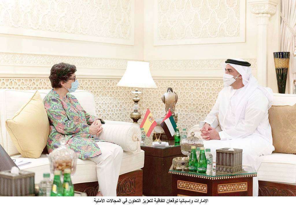 Encuentro de González Laya con el ministro de Interior de Emiratos Árabes para la firma del acuerdo en materia de seguridad. (WAM)