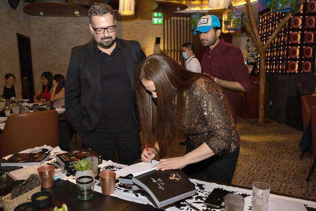 Soledad Ornelas dedica el libro a David Dávila, cónsul de México en Emiratos Árabes Unidos. (EL CORREO)