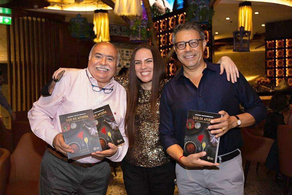 Soledad Ornelas -en el centro-, junto al diplomático mexicano Francisco Alonso -izquierda- y al pintor José Toledo. (EL CORREO)