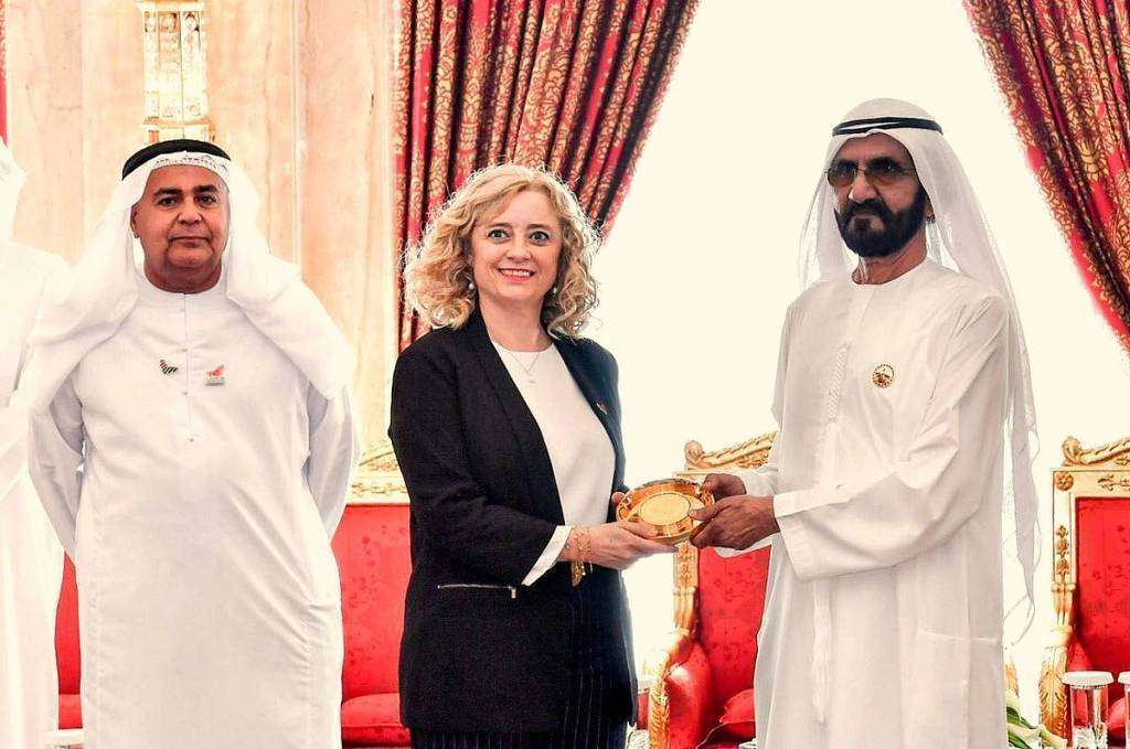 Lourdes Vega recibe de mano la Medalla a la Excelencia Científica del jeque  del jeque Mohammed bin Rashid Al Maktoum, vicepresidente y primer ministro de Emiratos Árabes Unidos y gobernante de Dubai. (WAM)