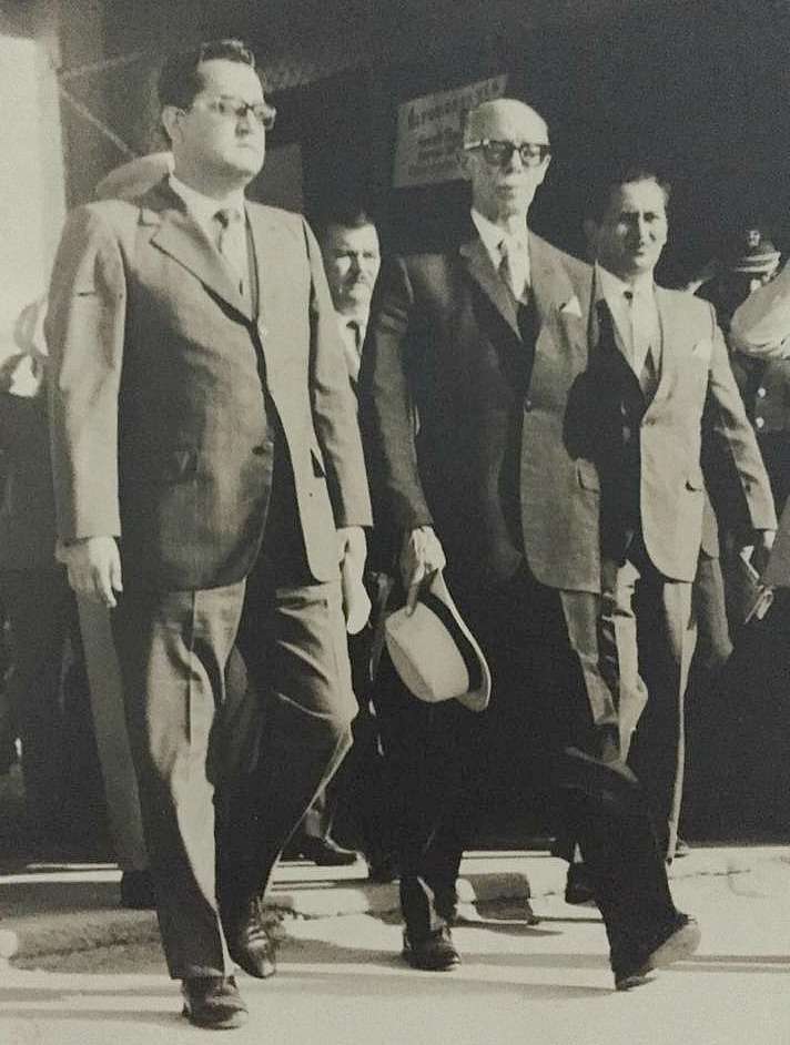 El político ecuatoriano Luis Alberto León León -a la izquierda- con el cinco veces presidente de Ecuador José María Velasco Ibarra. (Cedida)