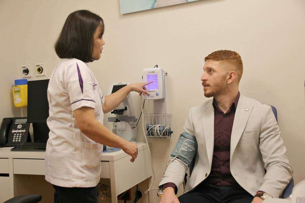 Un paciente es atendido en Moorfields, hospital oftalmológico de primer nivel muy recomendado para expatriados en Dubai. (EL CORREO)