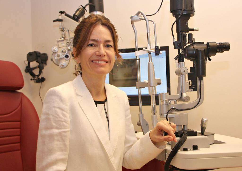 La oftalmóloga española Luisa Sastre, en su consulta de Moorfields en Dubai. (EL CORREO)
