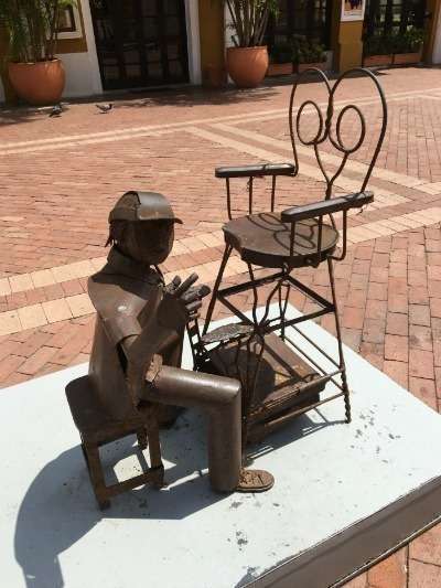 Escultura dedicada por la ciudad de Cartagena al lustrabotas. Escultura dedicada por la ciudad de Cartagena al lustrabotas.