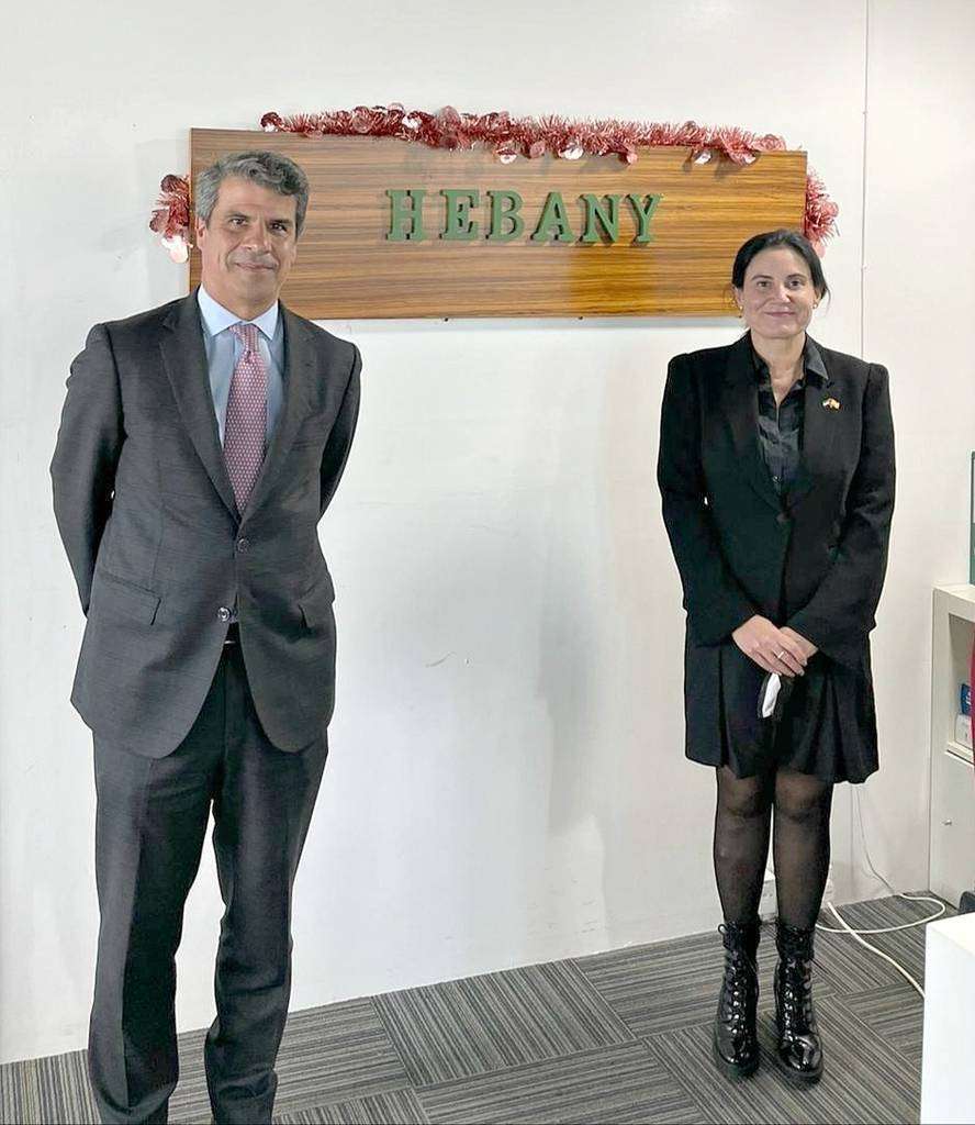 Andrés Salinero, junto a Mabel Hoyos en la sede Hebany Group en Dubai. (Cedida) Andrés Salinero, junto a Mabel Hoyos en la sede Hebany Group en Dubai. (Cedida)