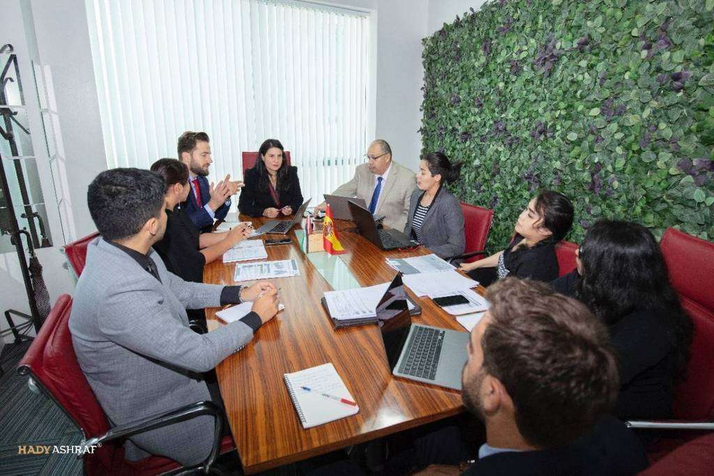 Mabel Hoyos, durante una reunión con su equipo en la sede de Hebany Group en Dubai. (Hady Ashraf)