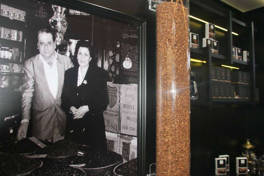 Mahmoud Maatouk y su esposa. fundadores del primer Maatouk Maison du Café en Azarieh, en el centro de Beirut. (EL CORREO)