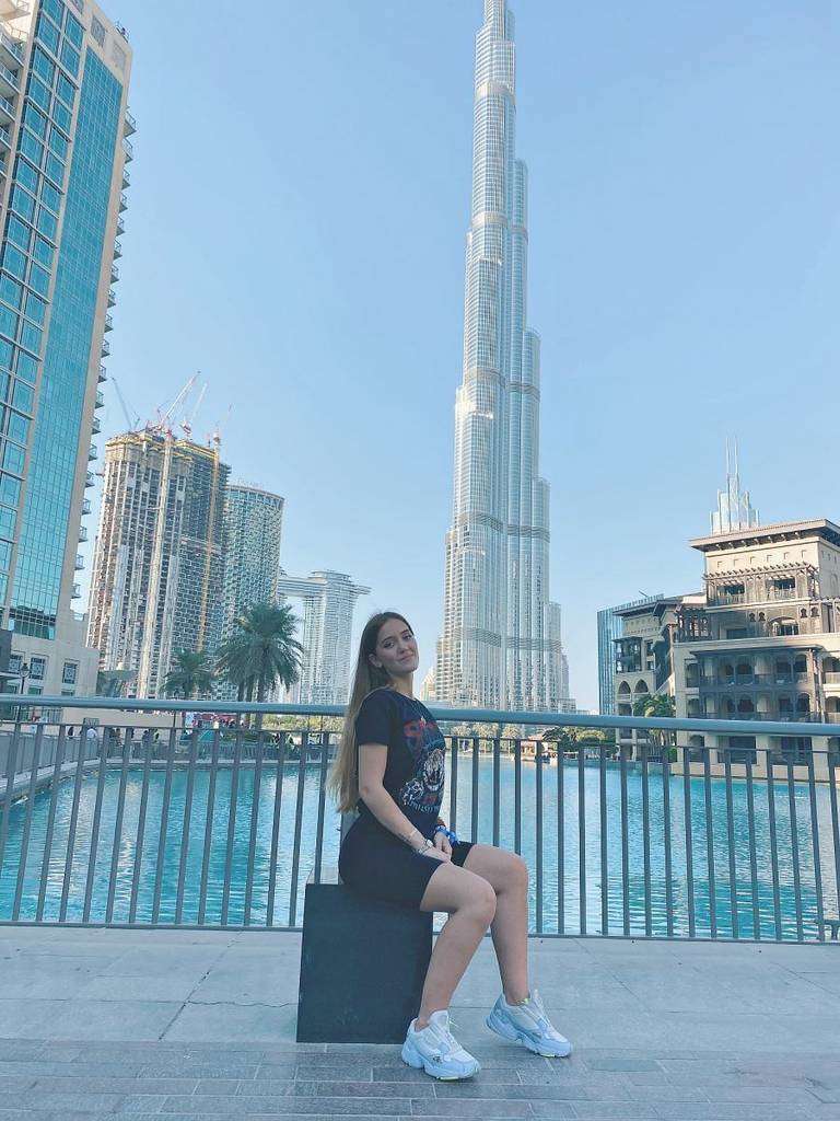Malu Salgado, en Dubai ante el Burj Khalifa, edificio más alto del mundo. (Cedida)