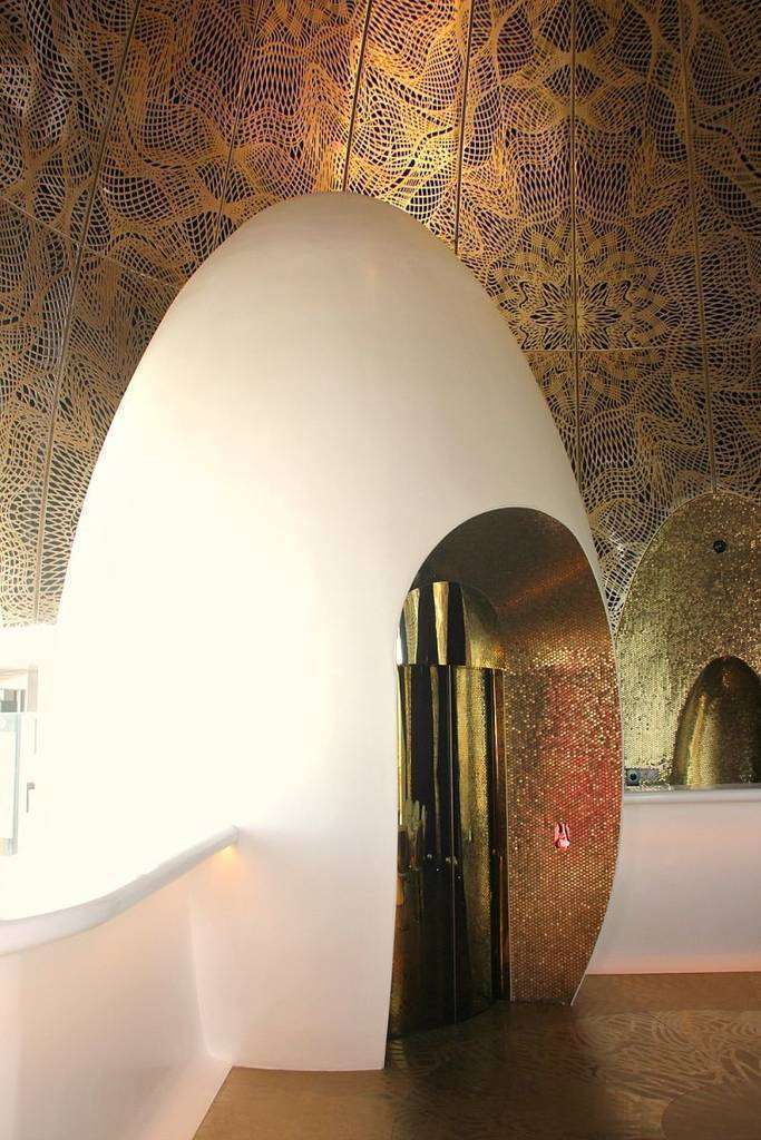 “Cuando entras en el huevo Fabergé es como estar dentro de un joyero, dentro de un sueño, es mágico”, dice Manuel Clavel. (R. Pérez / EL CORREO)