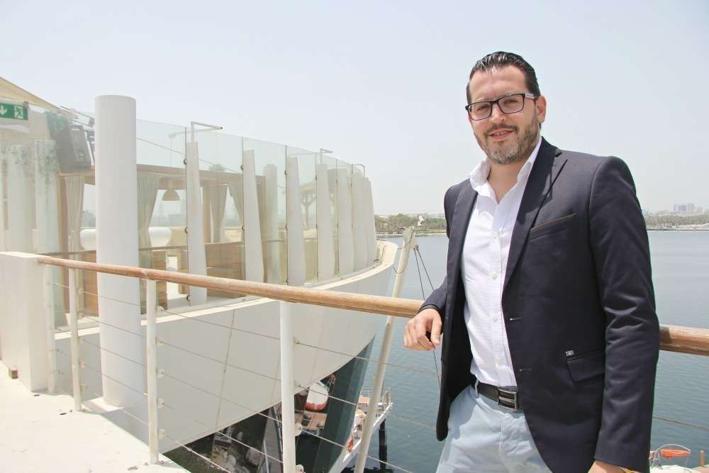 Marc Ledesma, junto a la terraza de Cielo con vistas al Creek. (EL CORREO)