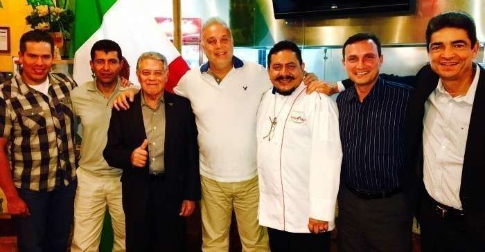Pilotos aviadores responsables del avión presidencial mexicano junto al chef Ernesto Cab, en el restaurante María Bonita de Dubai.