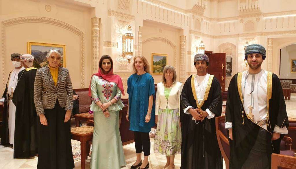 María Luisa Huidobro, embajadora de España en Omán -tercera por la izquierda-; María Luisa Marteles, responsable de la Segunda Jefatura de la Embajada -cuarta por la izquierda-; y María Remedios Romeo, jefa de la Oficina Comercial -primera por la izquierda-, junto a autoridades omaníes. (Cedida) María Luisa Huidobro, embajadora de España en Omán -tercera por la izquierda-; María Luisa Marteles, responsable de la Segunda Jefatura de la Embajada -cuarta por la izquierda-; y María Remedios Romeo, jefa de la Oficina Comercial -primera por la izquierda-, junto a autoridades omaníes. (Cedida)