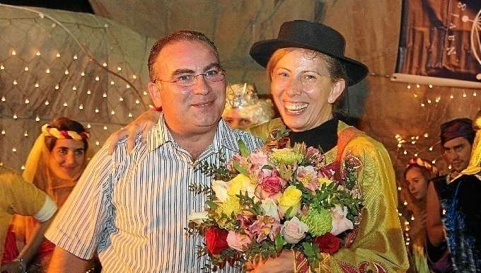 Cristina Cabrejas recibe un ramos de flores de Mariano Andrés sobre el escenario de Wafi.