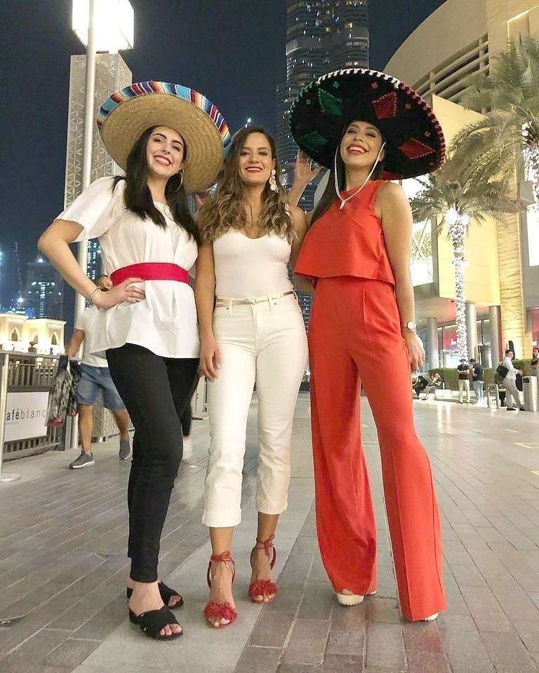 Animadísimas jóvenes mexicanas, en las inmediaciones del Burj Khalifa en la noche del 15 de septiembre. (EL CORREO)