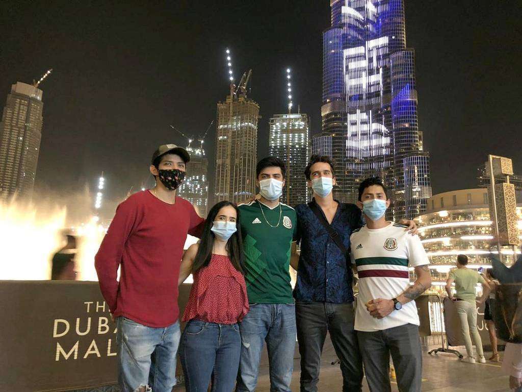 Mexicanos ante el Burj Khalifa. (EL CORREO)