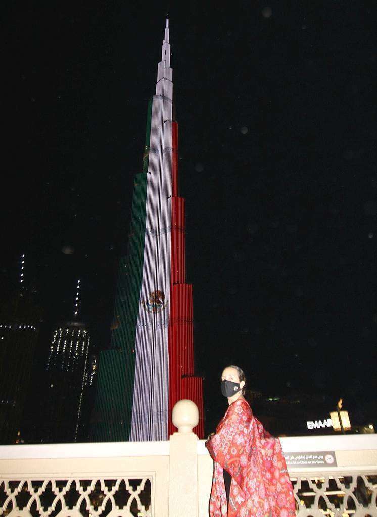 La embajadora Francisca E. Méndez, ante el Burj Khalifa iluminado con los colores de la bandera de México. (EL CORREO)