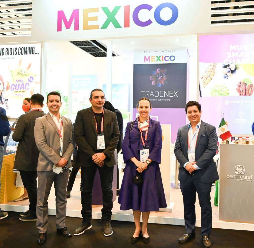La embajadora de México en EAU -segunda por la derecha-, junto a representantes de empresas de su país en Gulfood 2021. (EL CORREO)