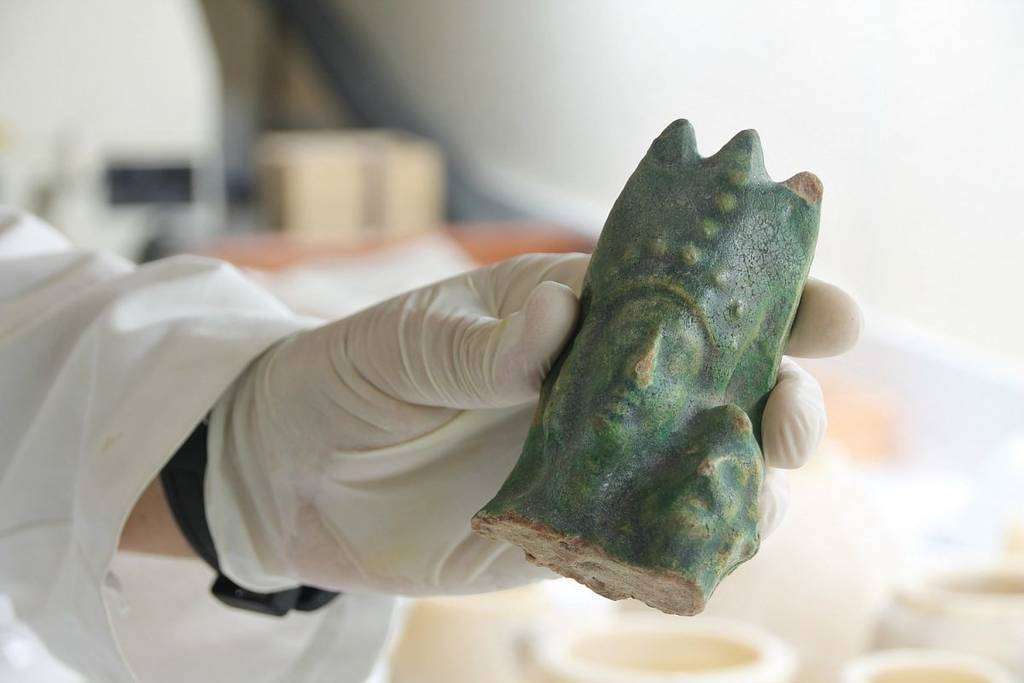 El restaurador español muestra una de las piezas que atesora en el laboratorio de Sharjah. (María Pirén Enciso / EL CORREO)
