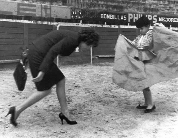 Miguel Bosé siendo niño, vestido de torero y jugando con su madre Lucía, en plena Plaza de la Santamaría de Bogotá.