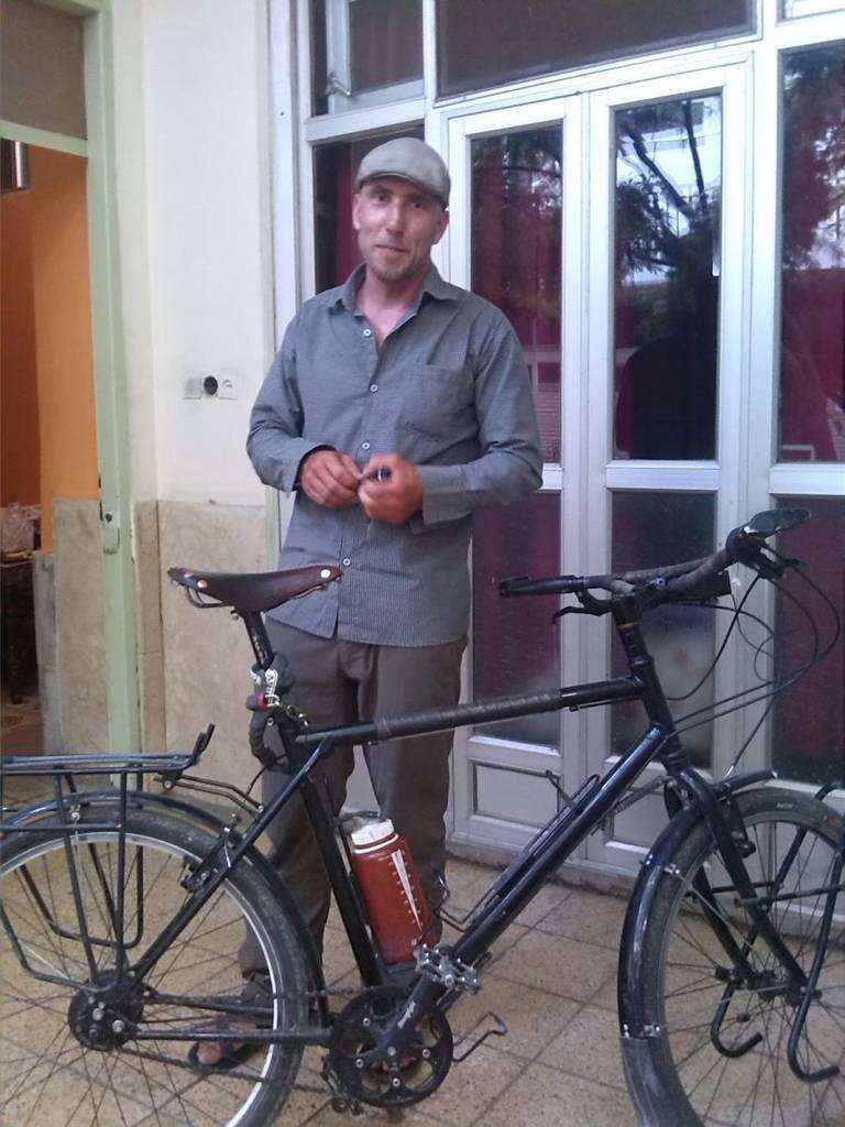 Mischa, un suizo que va desde su país a China en bicicleta. (Rafael G. García de Cosío)