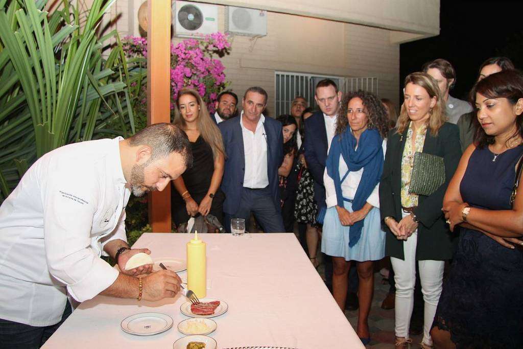 El chef Kisco García, con una estrella Michelín, prepara un singular bocadillo con solomillo de vacuno en el encuentro llevado a cabo en la Embajada de España con autoridades, compradores, importadores y representantes del canal de distribución. (EL CORREO)