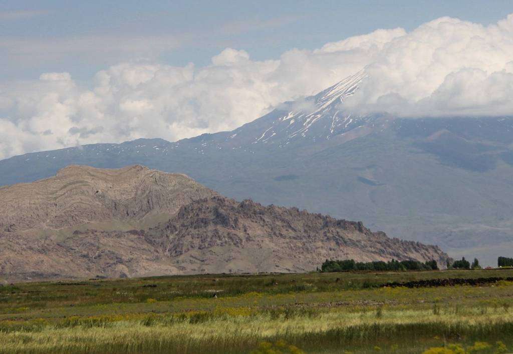 Imagen del Monte Ararat cubierto de nubes tomada durante la ruta Huelva-Emiratos Árabes. (Celia Pérez Cruzado)
