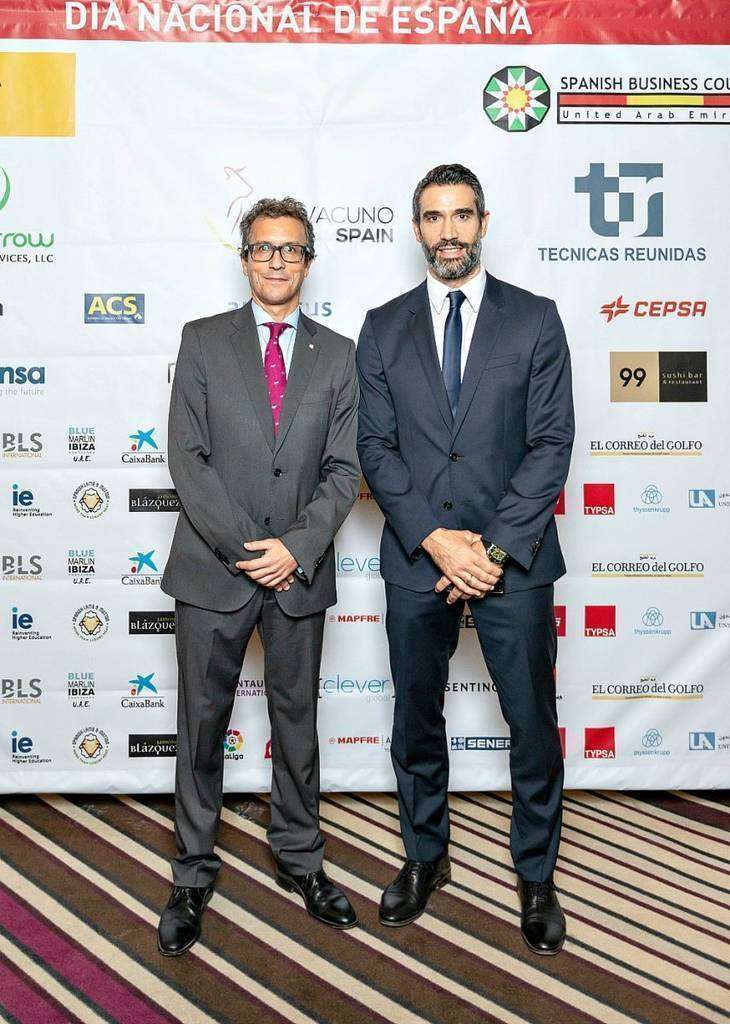 Fernando Sanz -derecha. junto al embajador de España en Emiratos Árabes, Antonio Álvarez, durante la celebración de la Fiesta Nacional española en Abu Dhabi. (Cedida)