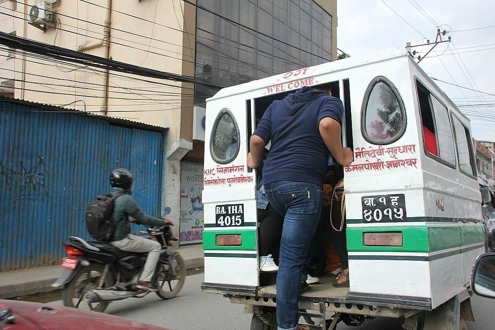 Subiendo al autobús en Katmandú. (EL CORREO)