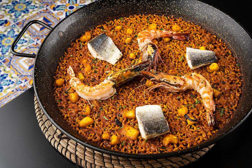 Exquisita paella del Casa de Tapas, con su socarrat. (Cedida)