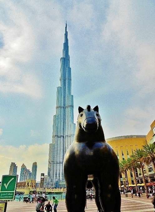 Monumento de Fernando Botero situado a los pies del Burj Khalifa en Dubai. Foto: Patricia Mogollón.