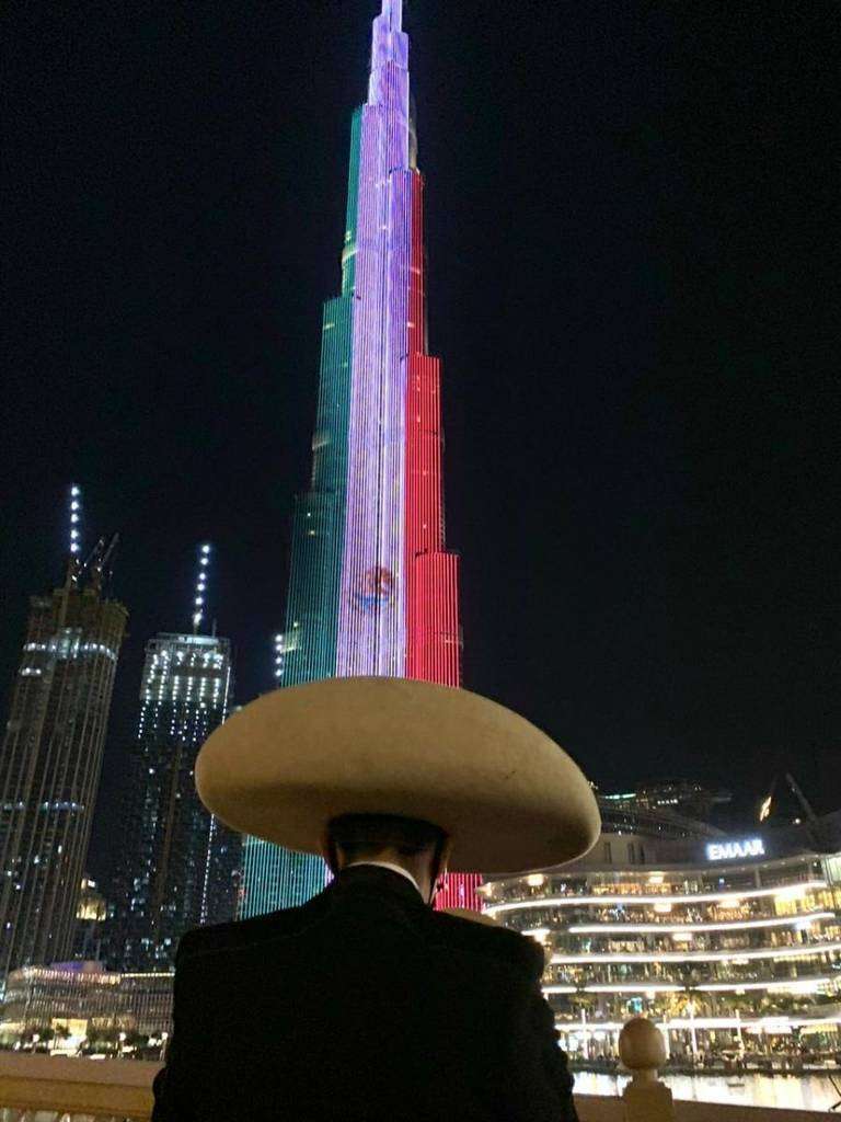 El Burj Khalifa, edificio más alto del mundo, iluminado con los colores de la bandera de México. (EL CORREO)