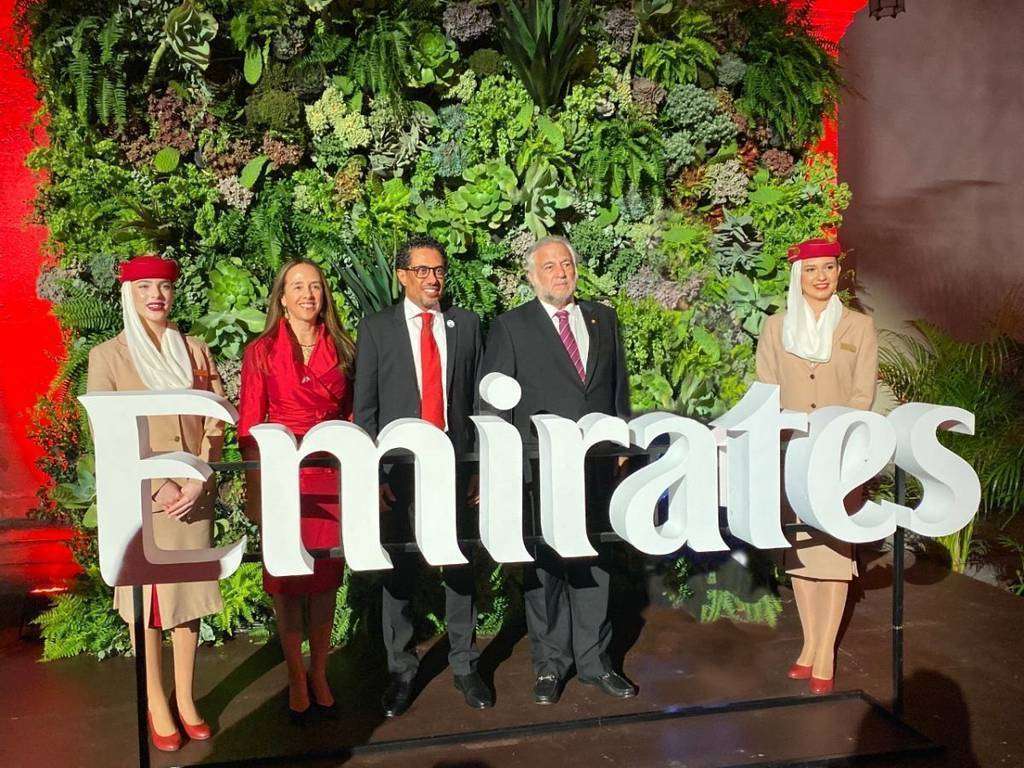 De izquierda a derecha entre las dos azafatas de Emirates Airline, la embajadora de México en EAU, el embajador de Emiratos Árabes en la Ciudad de México y el secretario mexicano de Turismo de México tras culminar el primer vuelo de la ruta Dubai-México. (EL CORREO)