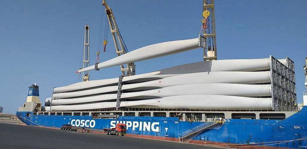 Las turbinas destinadas a Dumat Al Jandal, en el puerto de Duba en Arabia Saudita. (WAM) Las turbinas destinadas a Dumat Al Jandal, en el puerto de Duba en Arabia Saudita. (WAM)