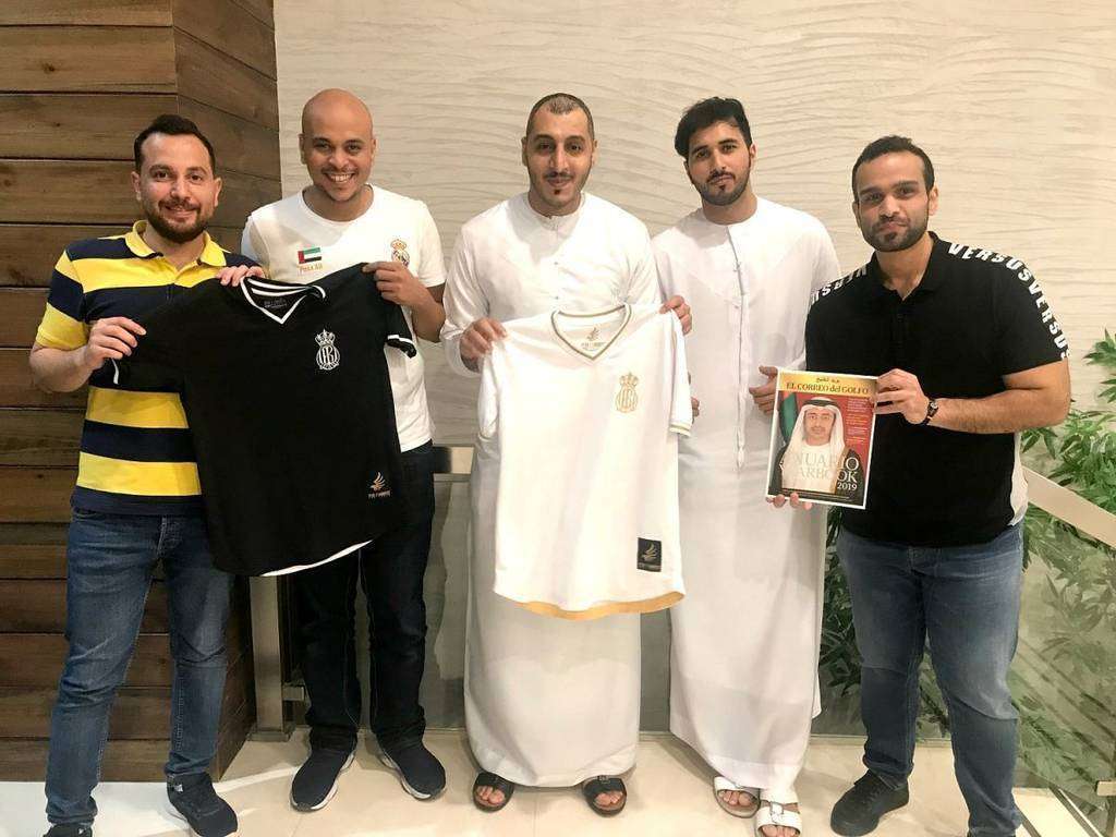 Los fundadores de la Peña Madridista de la Peña 7 Emirates muestran sus camisetas y el Anuario 2019 de EL CORREO. (EL CORREO)