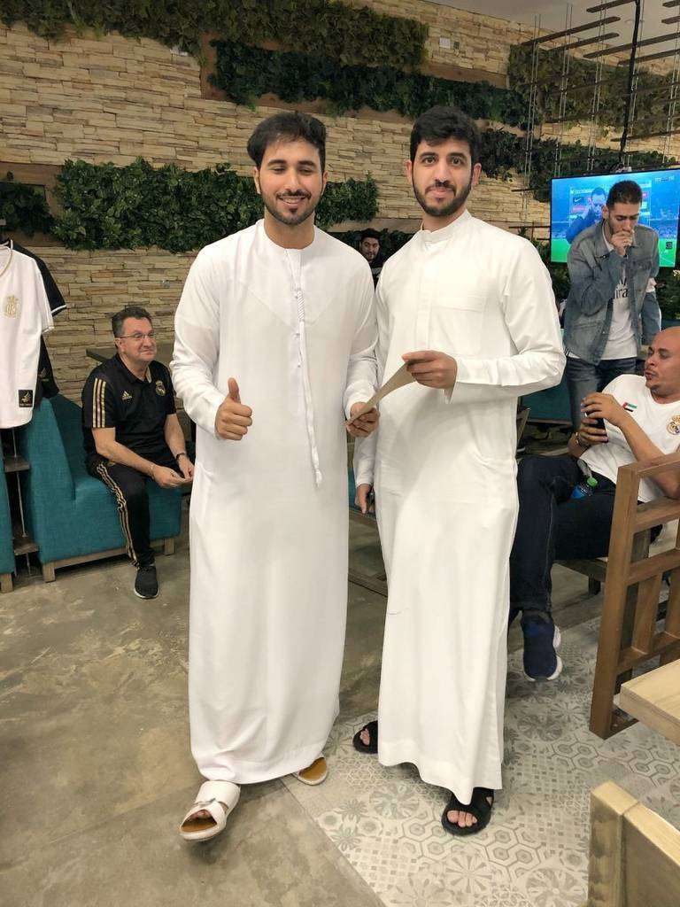 El presidente de la Peña Madridista 7 Emirates, Abdallah Alhosni -derecha-, junto a uno de los ganadores del concurso durante la noche de 'El Clásico'. (EL CORREO)