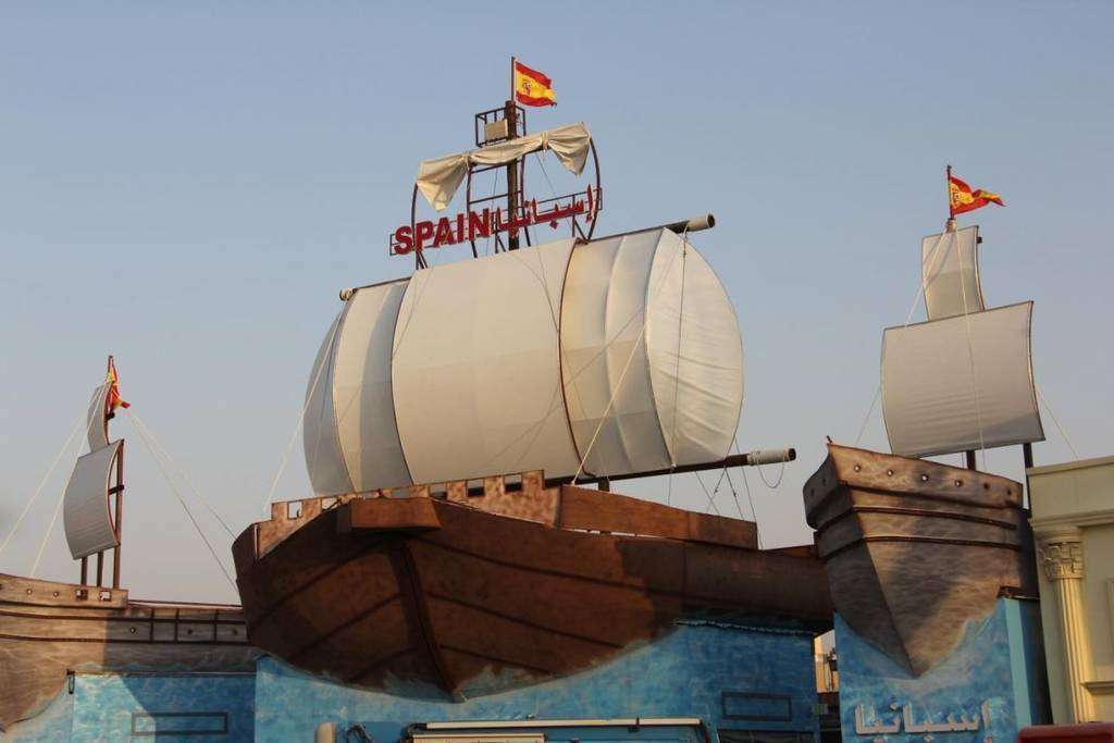 Las Tres Carabelas colombinas protagonizan esta temporada la portada del Pabellón de España en Global Village. (EL CORREO)