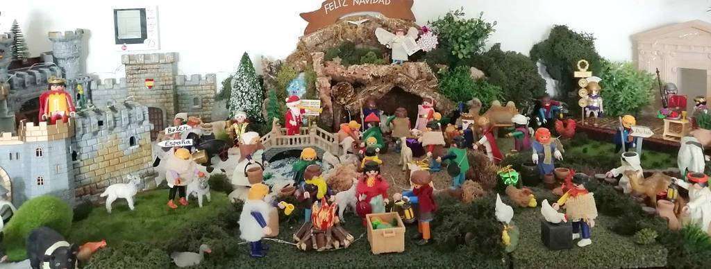 El Belén de Carmen Rodríguez en Dubai, que ha ido creciendo a lo largo de los lustros, está hecho con figuras de Playmobil. (EL CORREO) El Belén de Carmen Rodríguez en Dubai, que ha ido creciendo a lo largo de los lustros, está hecho con figuras de Playmobil. (EL CORREO)