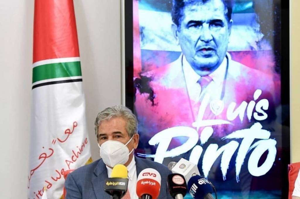 El colombiano Jorge Luis Pinto interviene durante su acto de presentación. (Cedida)