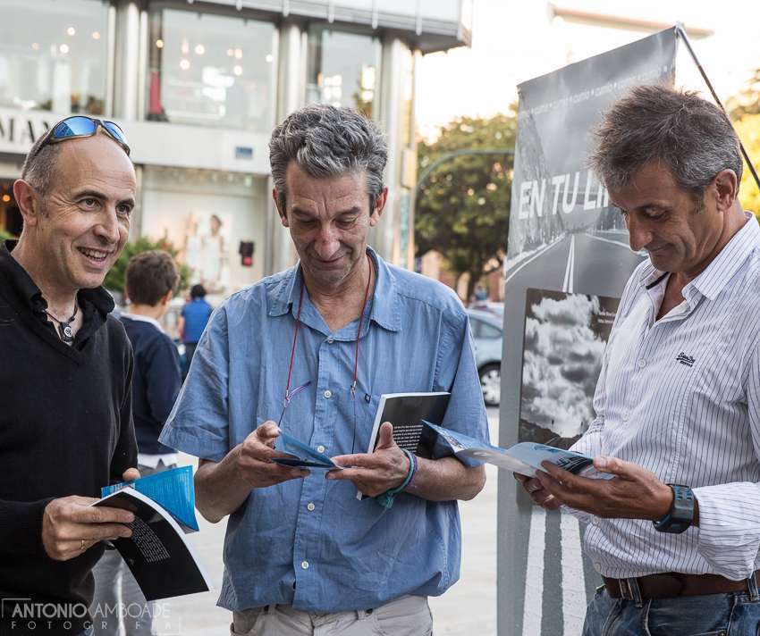 De izquierda a derecha, Antonio Amboade, Manuel Guisande y Luis Moya, durante la presentación de la exposición en La Coruña. (La Voz de Galicia)