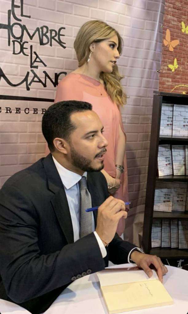 Oreste del Río, junto a su esposa, María Fernanda, durante la firma de ejemplares. (Cedida)