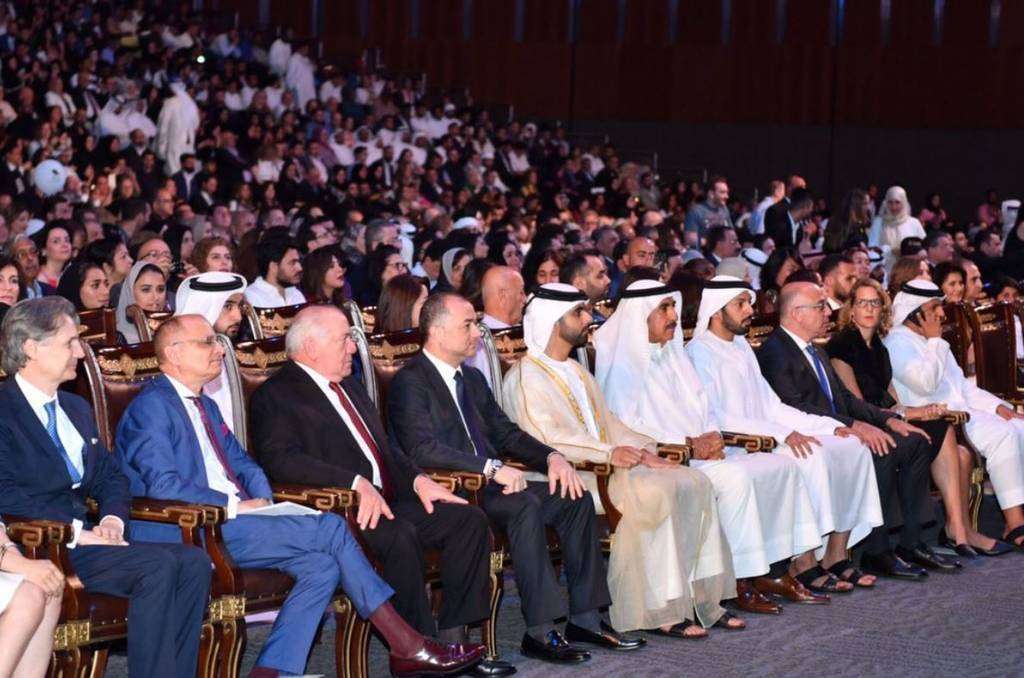 Lance de Masi, segundo por la izquierda, en el pasado acto de graduación de la Universidad Americana de Dubai junto a destacadas autoridades y miembros de la familia real. (@AUDubai)