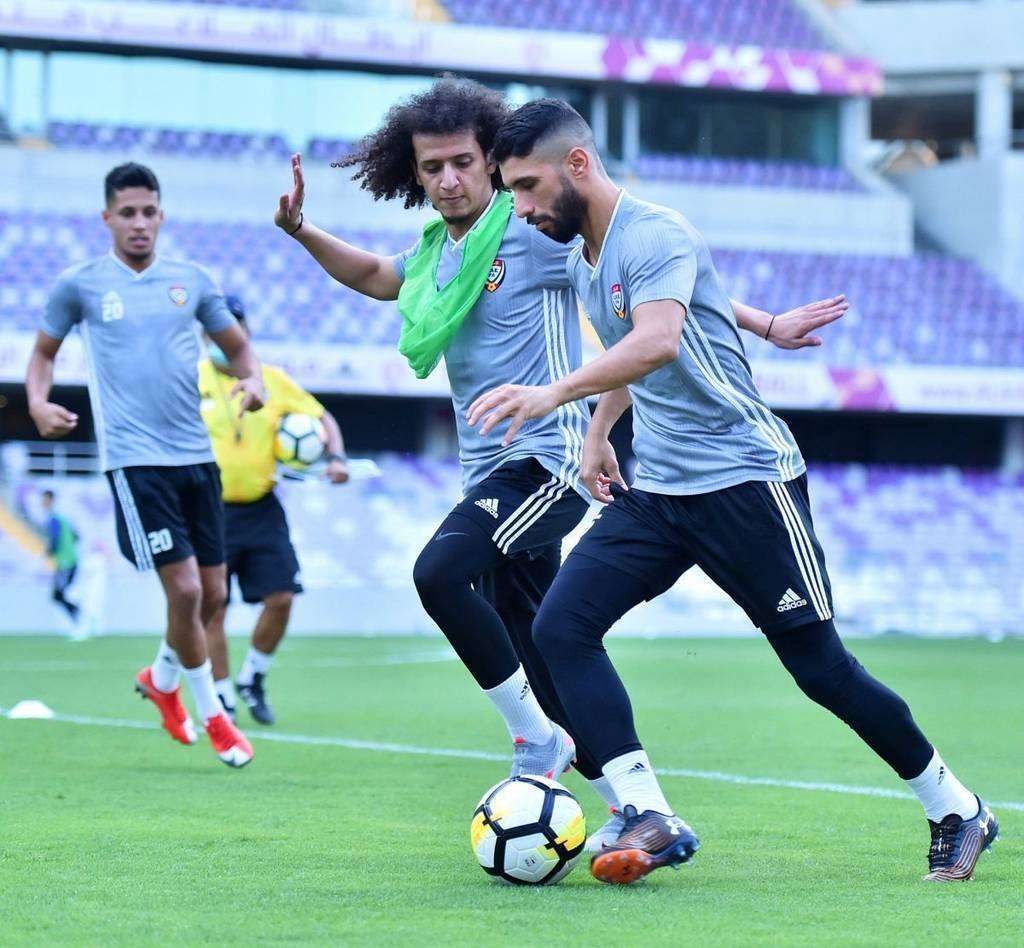 Jugadoes de la Selección de Emiratos, durante la primer sesión de entrenamiento con el colombiano Jorge Luis Pinto. (WAM)