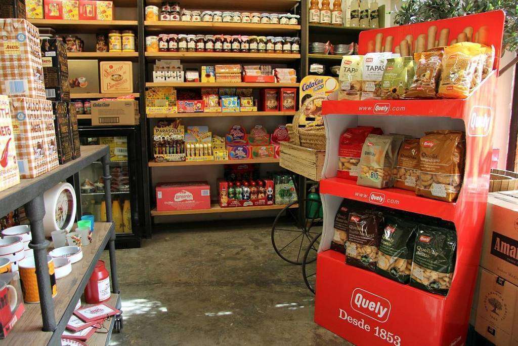 Los conocidos y deseados productos Quely, que ofrecen galletas, snacks dulces y salados, palitos o picos. (EL CORREO)