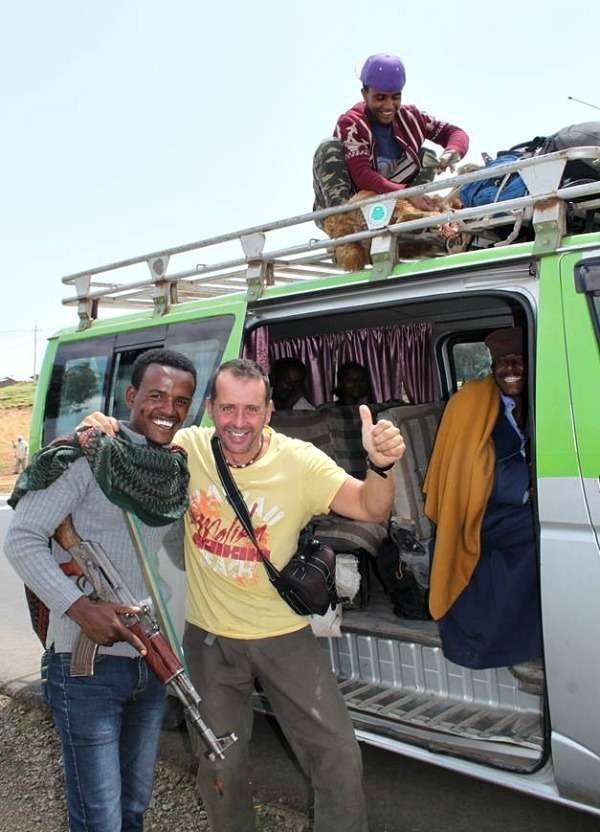 Arturo, el policía y la oveja. (Rafael González García de Cosío) Arturo, el policía y la oveja. (Rafael González García de Cosío)