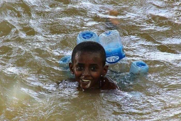 Un niño se baña con un flotador de botellas de plástico en el lago Tana, que está plagado de hipopótamos. (Rafael González García de Cosío)