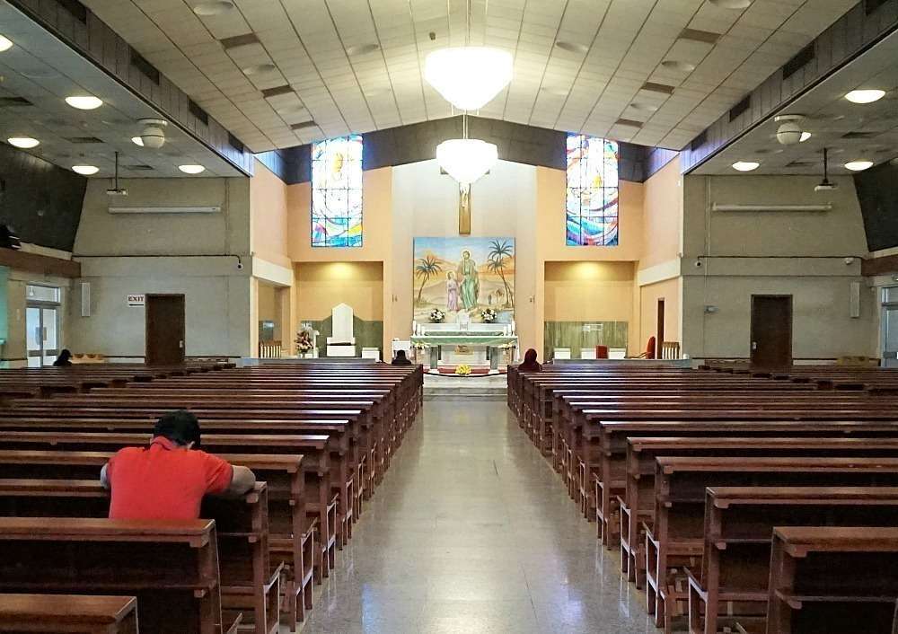 Un católico reza en la Catedral de San José de Abu Dhabi ayer. (Marta del Olmo / EL CORREO) Un católico reza en la Catedral de San José de Abu Dhabi ayer. (Marta del Olmo / EL CORREO)
