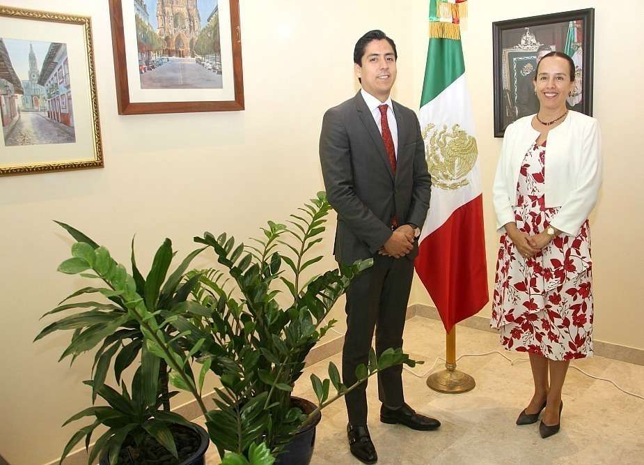 Emilio Granados junto a la embajadora de México en Emiratos Árabes, Francisca Méndez. (EL CORREO)