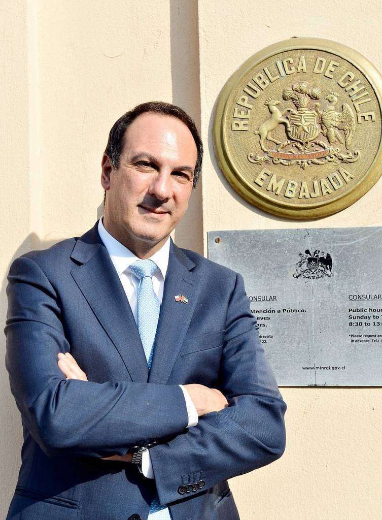 Jorge Daccarett, ante la sede de la Embajada de Chile en Emiratos Árabes Unidos. (Manaf K. Abbas / EL CORREO) 