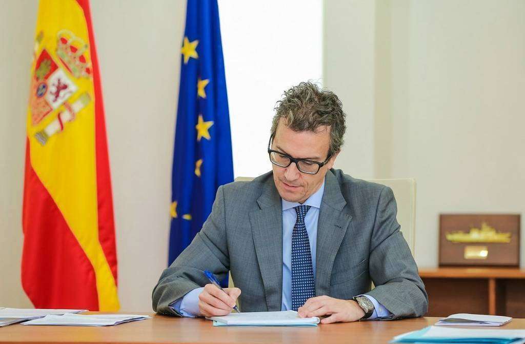 Álvarez Barthe atiende asuntos en la sede de la Embajada de España en la capital de Emiratos Árabes. (EL CORREO) Álvarez Barthe atiende asuntos en la sede de la Embajada de España en la capital de Emiratos Árabes. (EL CORREO)